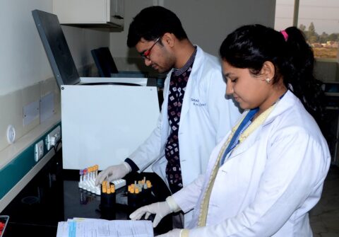 Students-of-Paramedical-Sciences-in-Lab
